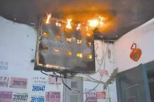 華盛消防炮塔：冬天過年氣氛可以火熱，但是別過火，引起火災(zāi)！